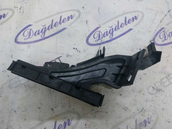 2018 FOCUS SAĞ ARKA KAPI KİLİT YAN BRAKETİ